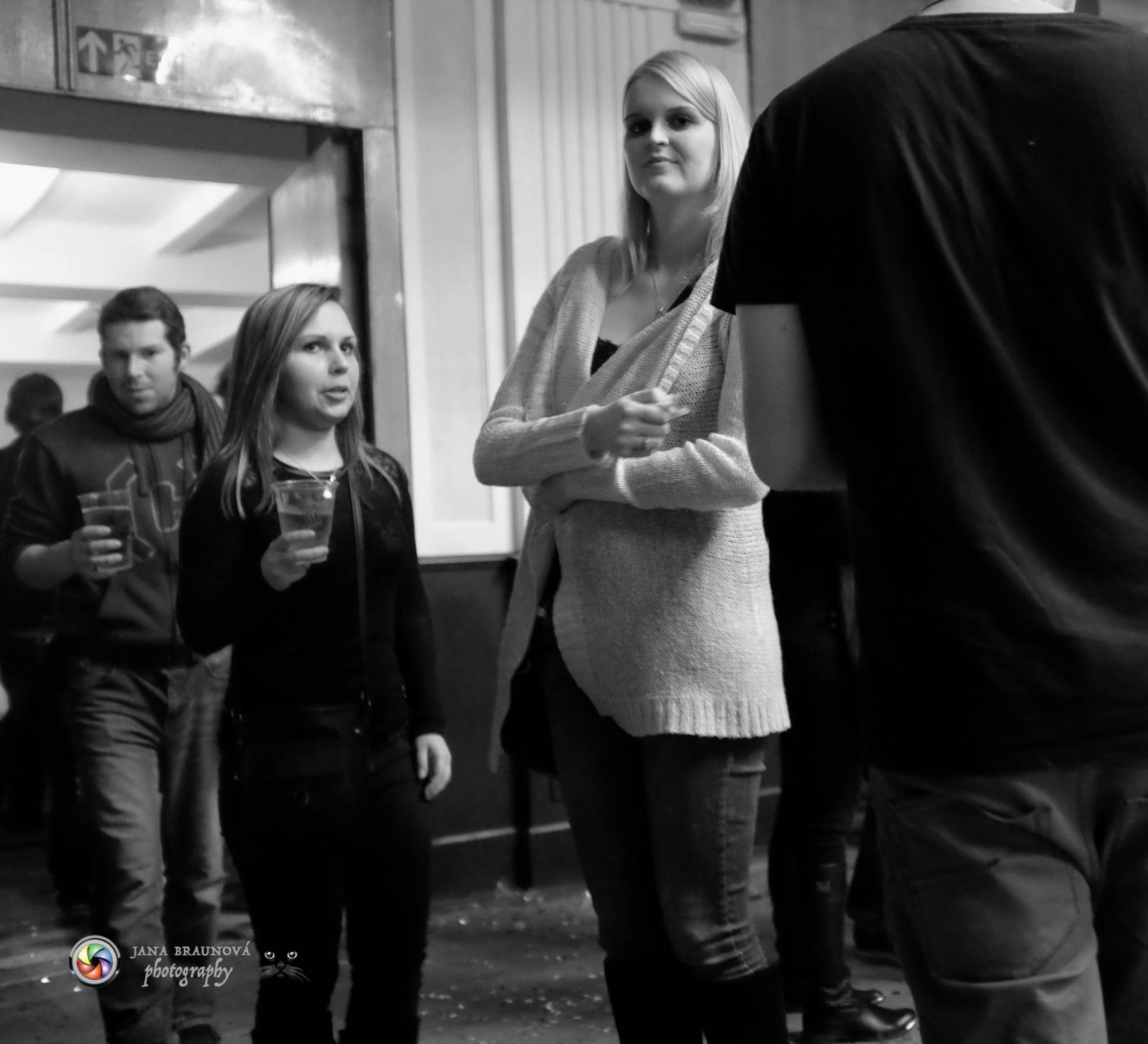 Hra zrcadel, diskokoule a kočičí mejdan: Mandrage zahájili turné v Plzni