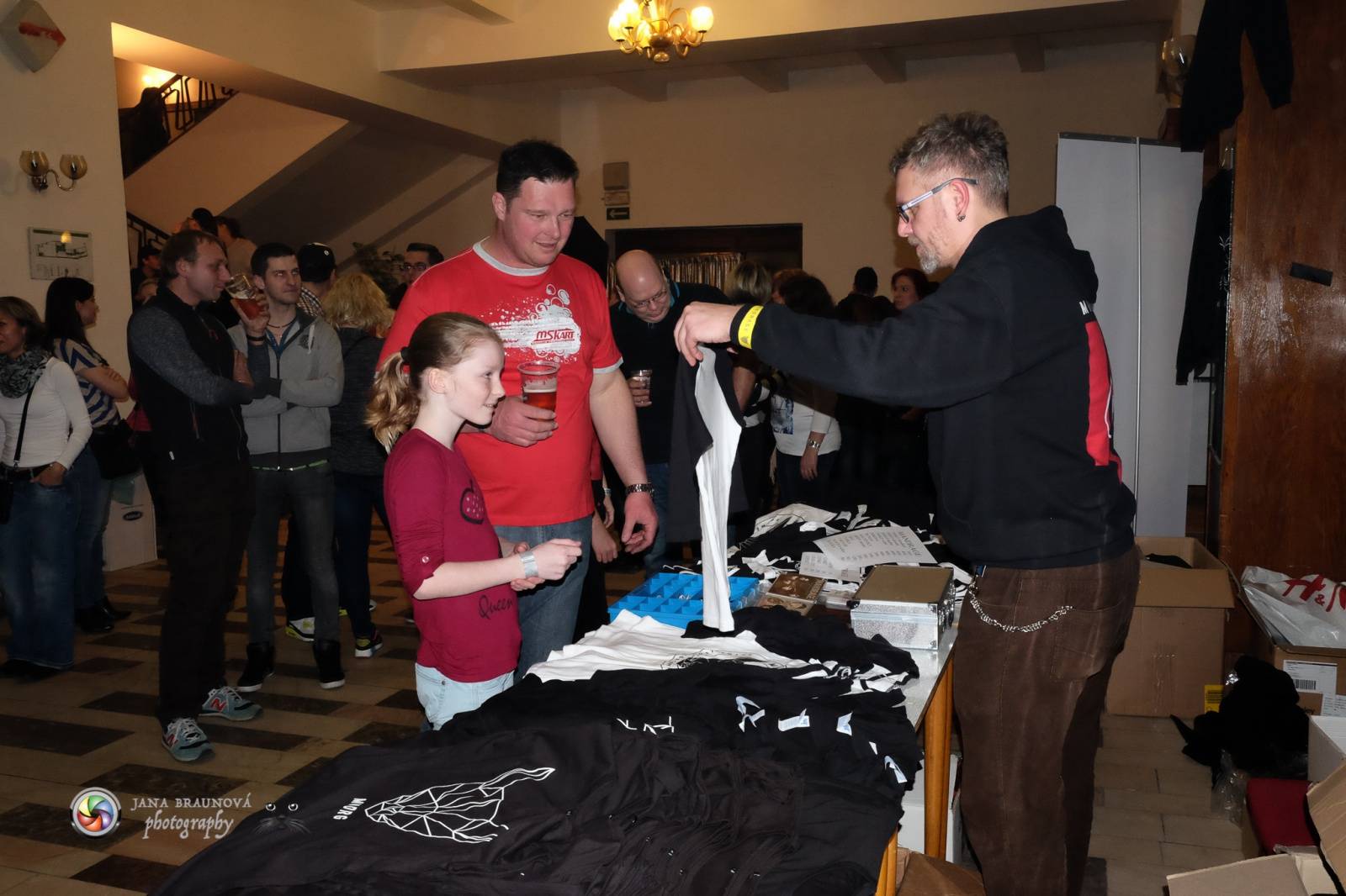 Hra zrcadel, diskokoule a kočičí mejdan: Mandrage zahájili turné v Plzni