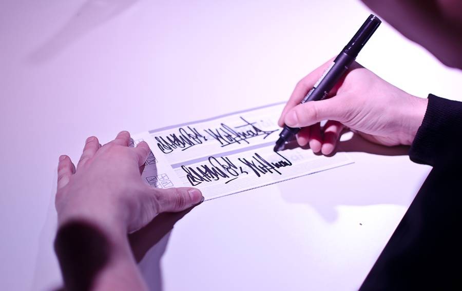 Marpo potěšil fanoušky v Praze. podepsal jim novou desku Lone Survivor