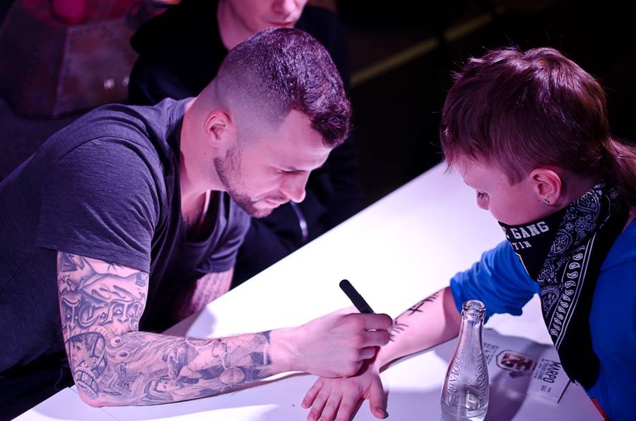 Marpo potěšil fanoušky v Praze. podepsal jim novou desku Lone Survivor