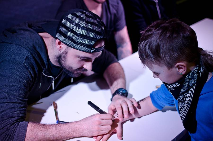 Marpo potěšil fanoušky v Praze. podepsal jim novou desku Lone Survivor