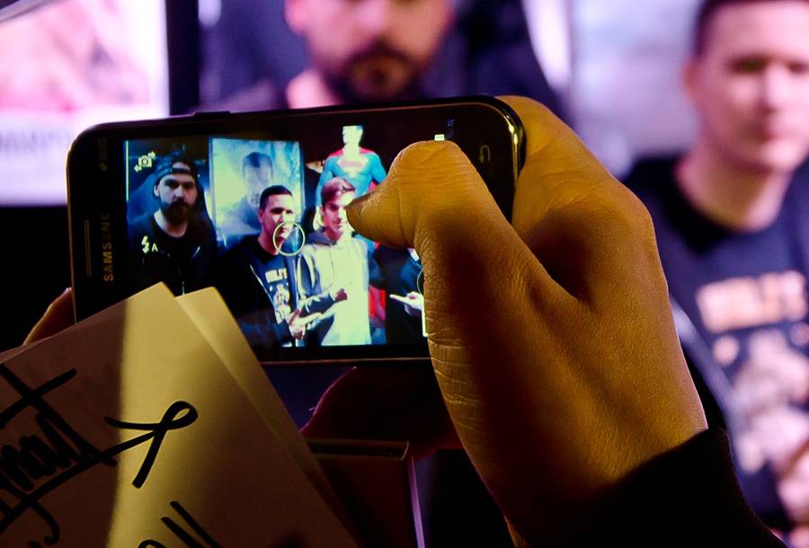 Marpo potěšil fanoušky v Praze. podepsal jim novou desku Lone Survivor