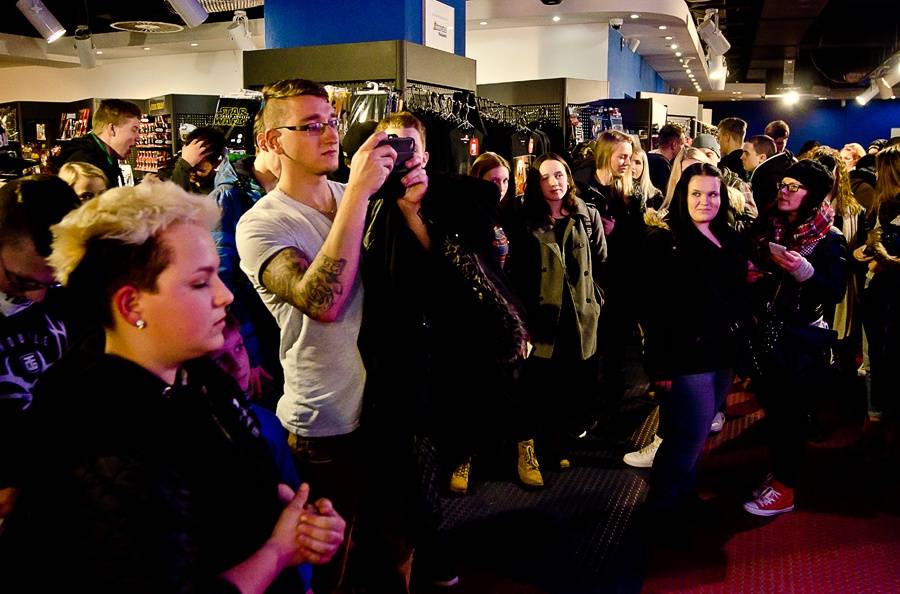 Marpo potěšil fanoušky v Praze. podepsal jim novou desku Lone Survivor