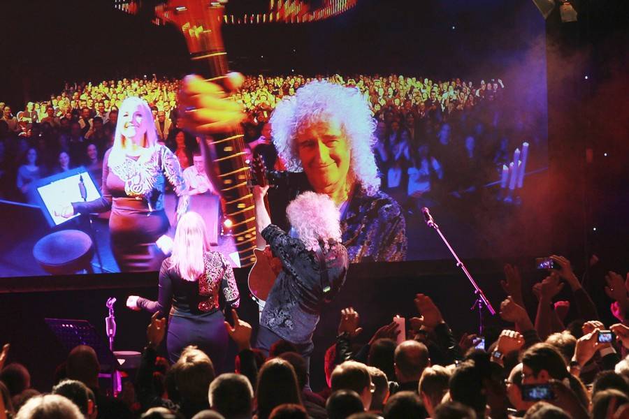 Brian May vzpomínal v Brně na Freddieho Mercuryho i Beatles, doprovodila ho Kerry Ellis