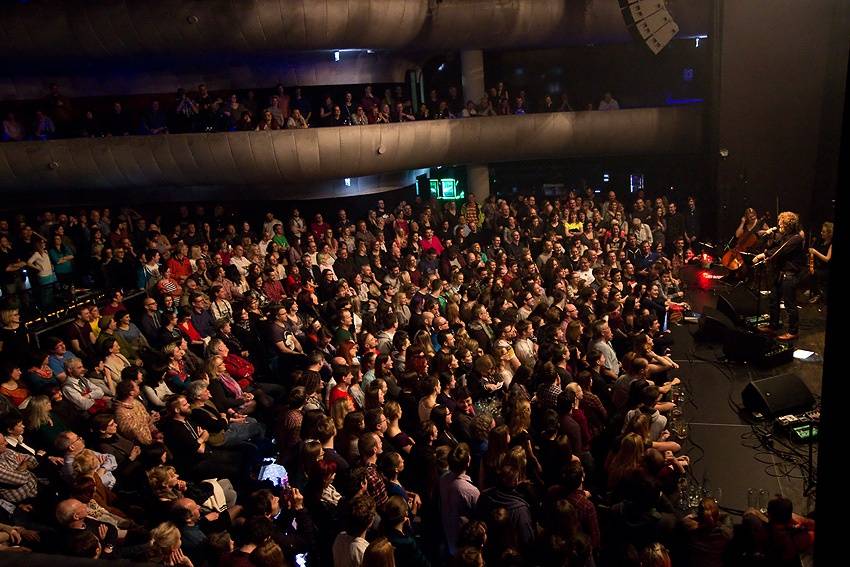Glen Hansard vystoupil v Brně s dechovým a smyčcovým doprovodem