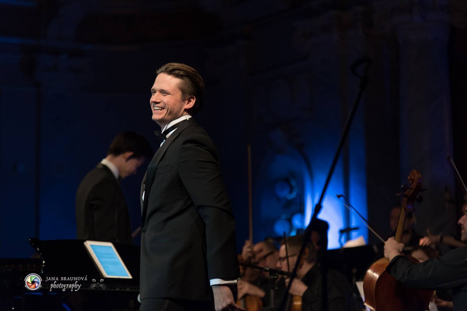 Ondřej Brzobohatý přivezl do Plzně symfonický orchestr. Zpíval i Eltona Johna nebo seriálové hity