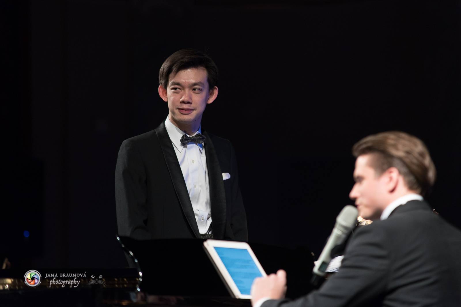 Ondřej Brzobohatý přivezl do Plzně symfonický orchestr. Zpíval i Eltona Johna nebo seriálové hity