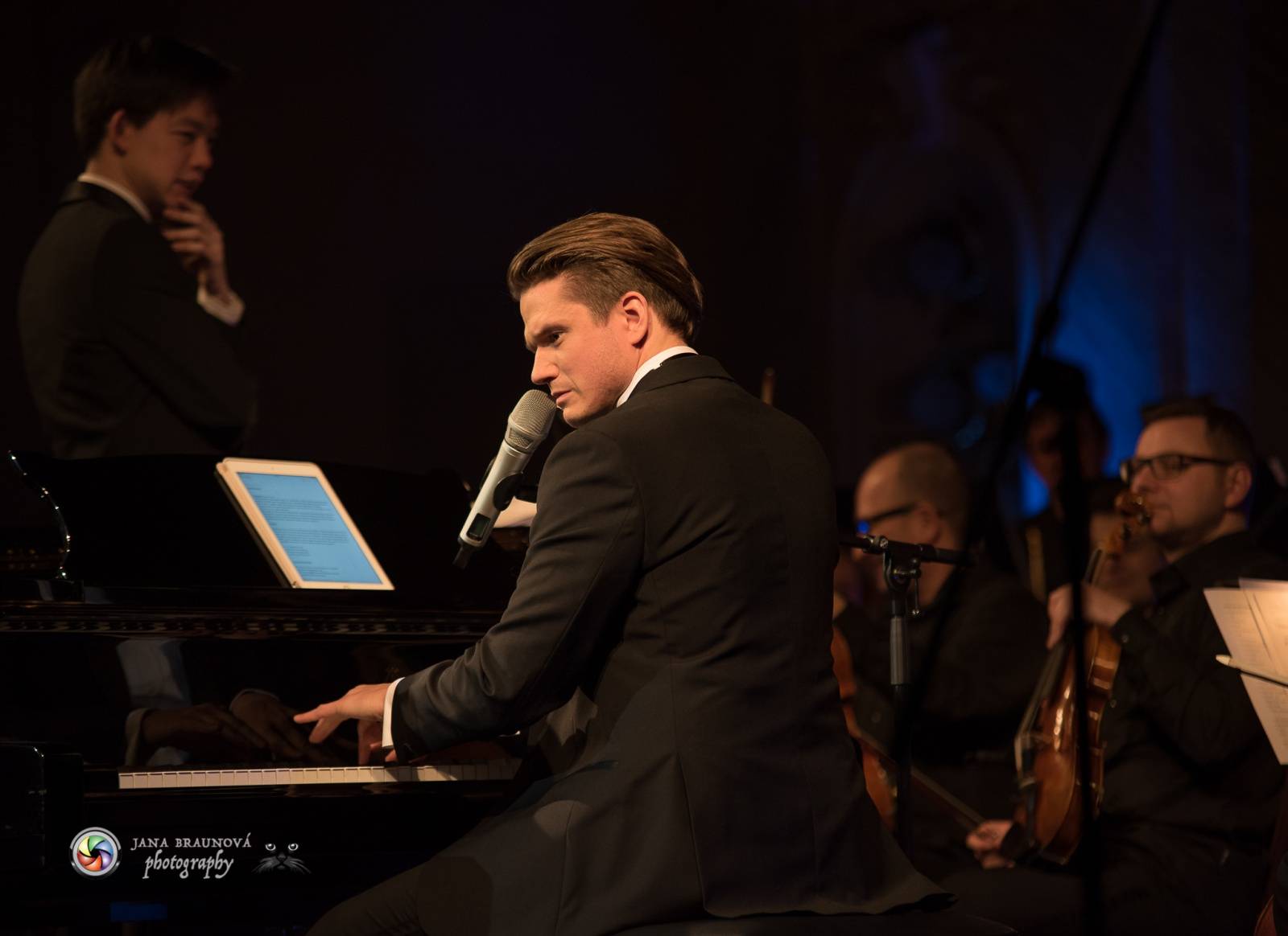 Ondřej Brzobohatý přivezl do Plzně symfonický orchestr. Zpíval i Eltona Johna nebo seriálové hity