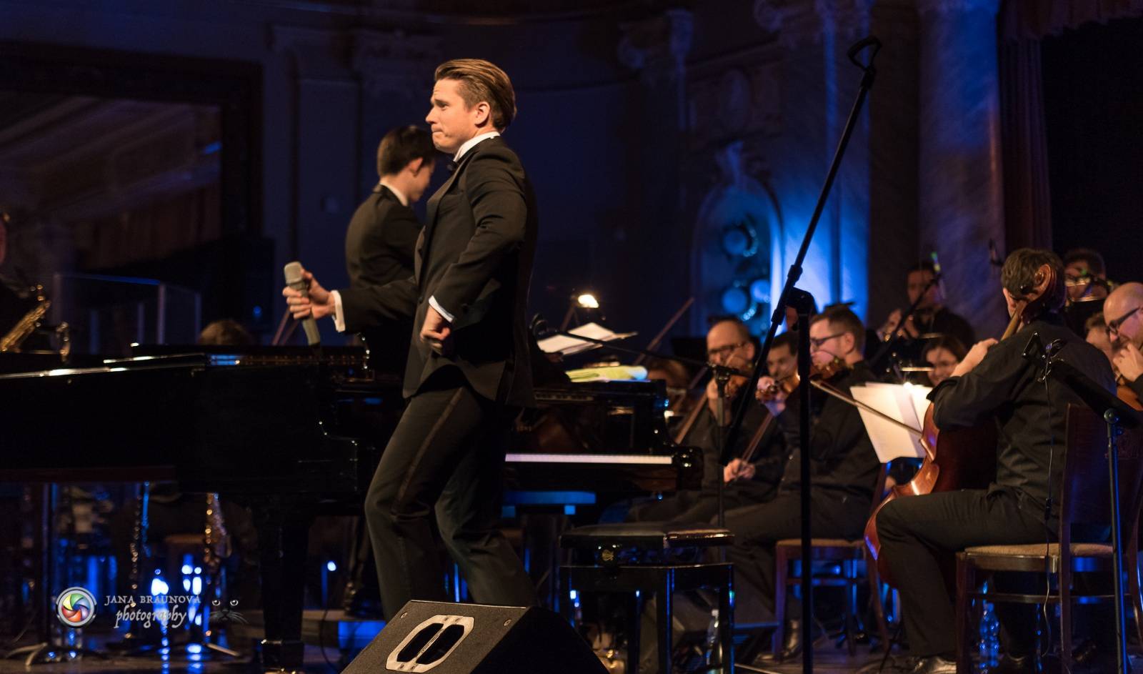 Ondřej Brzobohatý přivezl do Plzně symfonický orchestr. Zpíval i Eltona Johna nebo seriálové hity