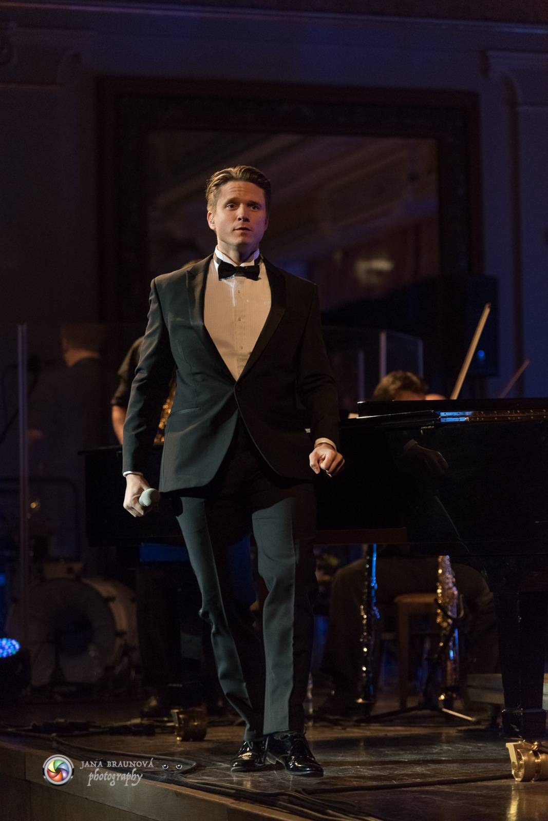 Ondřej Brzobohatý přivezl do Plzně symfonický orchestr. Zpíval i Eltona Johna nebo seriálové hity