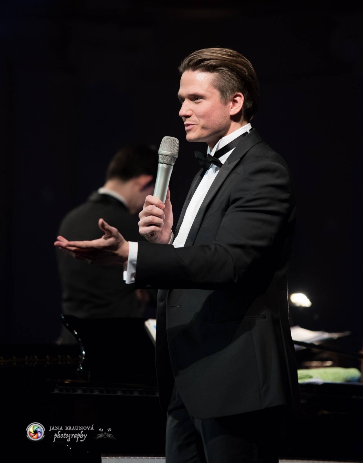 Ondřej Brzobohatý přivezl do Plzně symfonický orchestr. Zpíval i Eltona Johna nebo seriálové hity