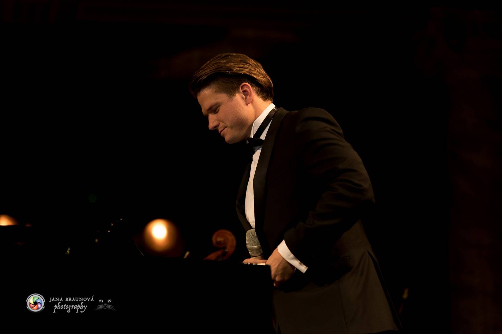 Ondřej Brzobohatý přivezl do Plzně symfonický orchestr. Zpíval i Eltona Johna nebo seriálové hity