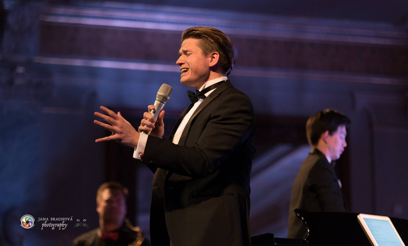 Ondřej Brzobohatý přivezl do Plzně symfonický orchestr. Zpíval i Eltona Johna nebo seriálové hity