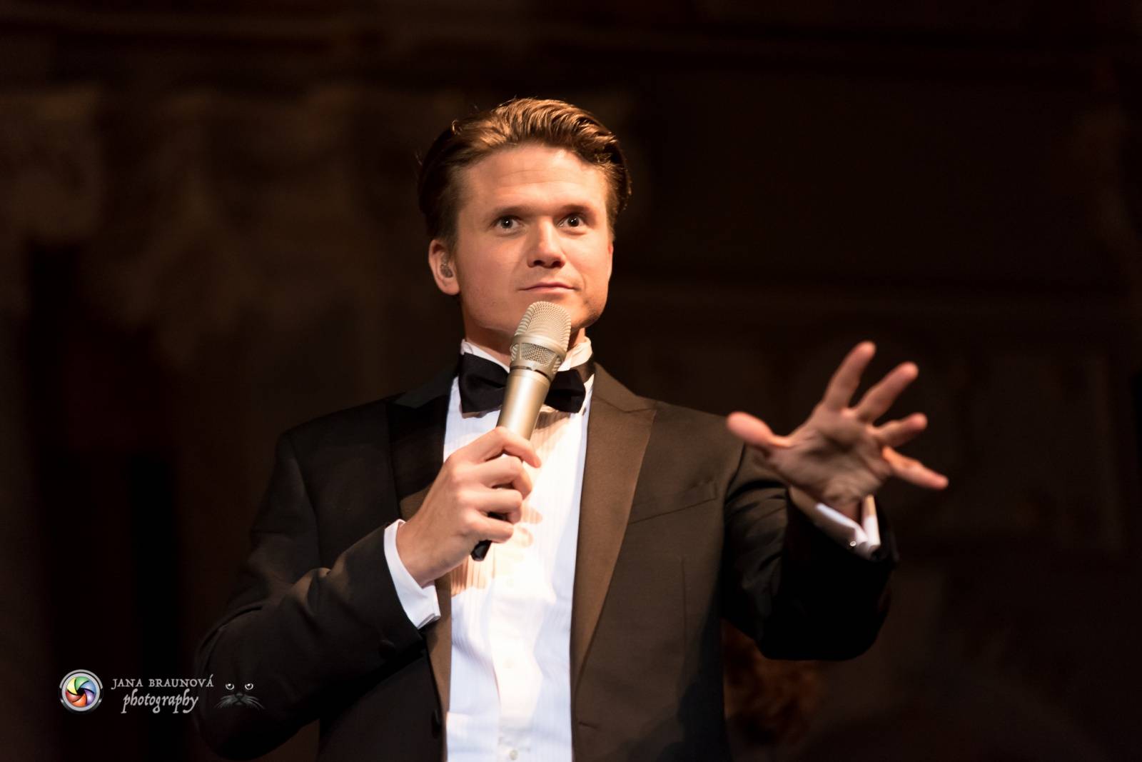 Ondřej Brzobohatý přivezl do Plzně symfonický orchestr. Zpíval i Eltona Johna nebo seriálové hity