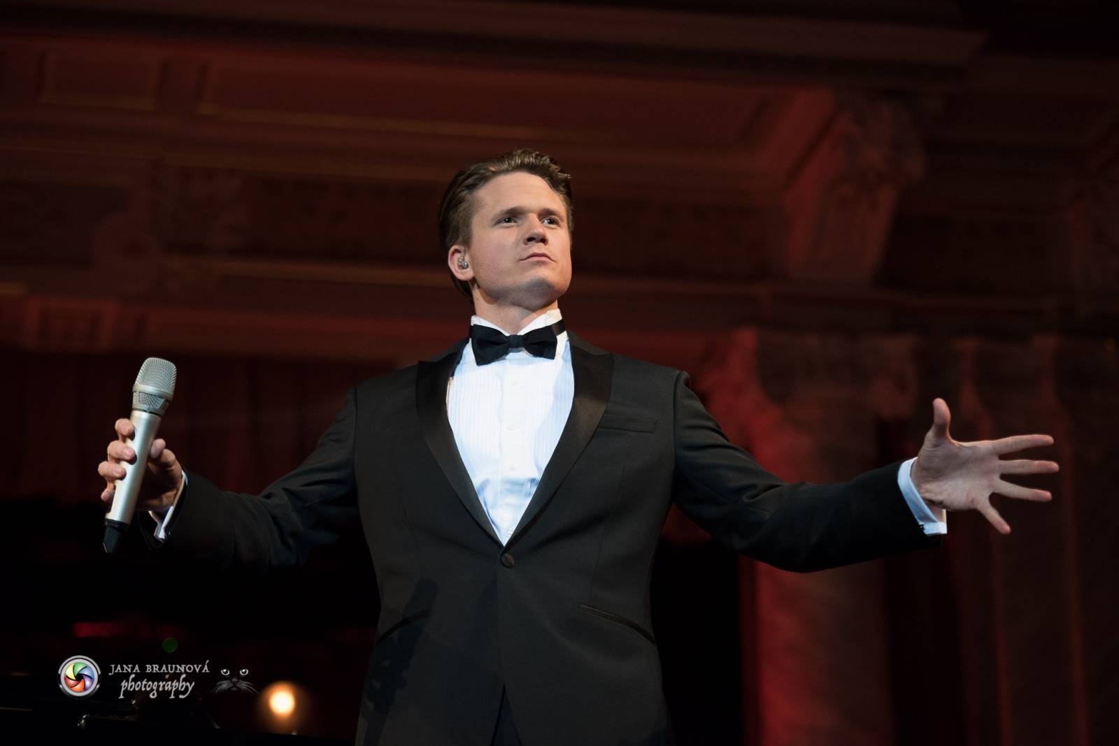 Ondřej Brzobohatý přivezl do Plzně symfonický orchestr. Zpíval i Eltona Johna nebo seriálové hity