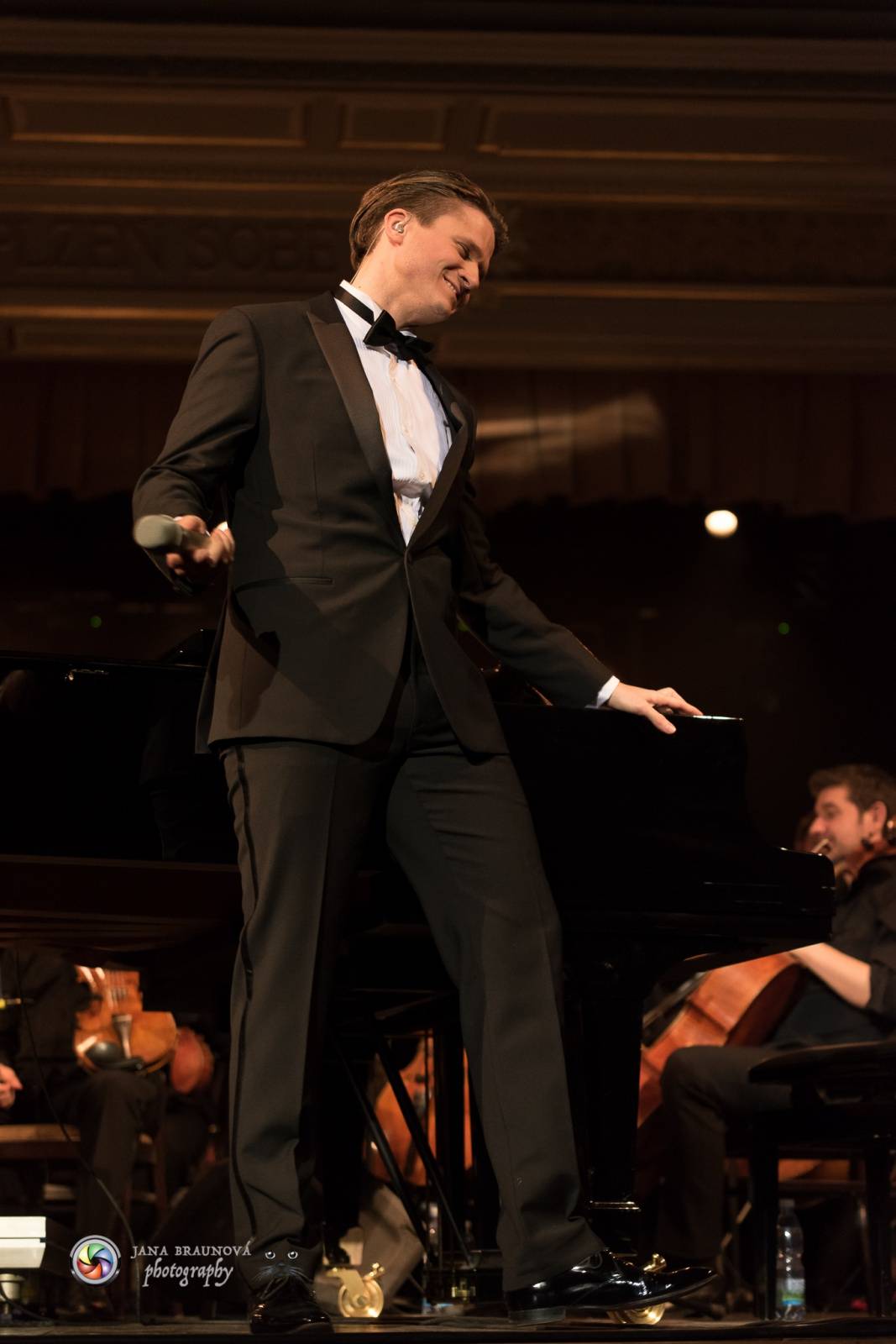 Ondřej Brzobohatý přivezl do Plzně symfonický orchestr. Zpíval i Eltona Johna nebo seriálové hity