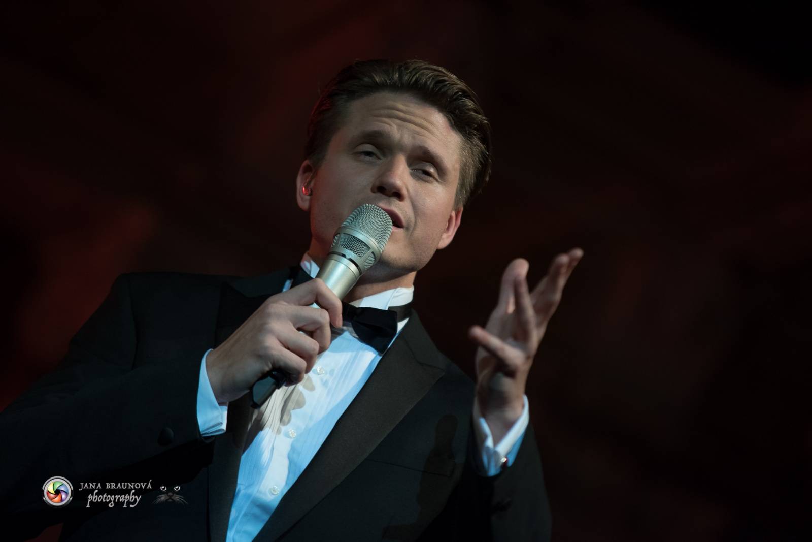 Ondřej Brzobohatý přivezl do Plzně symfonický orchestr. Zpíval i Eltona Johna nebo seriálové hity