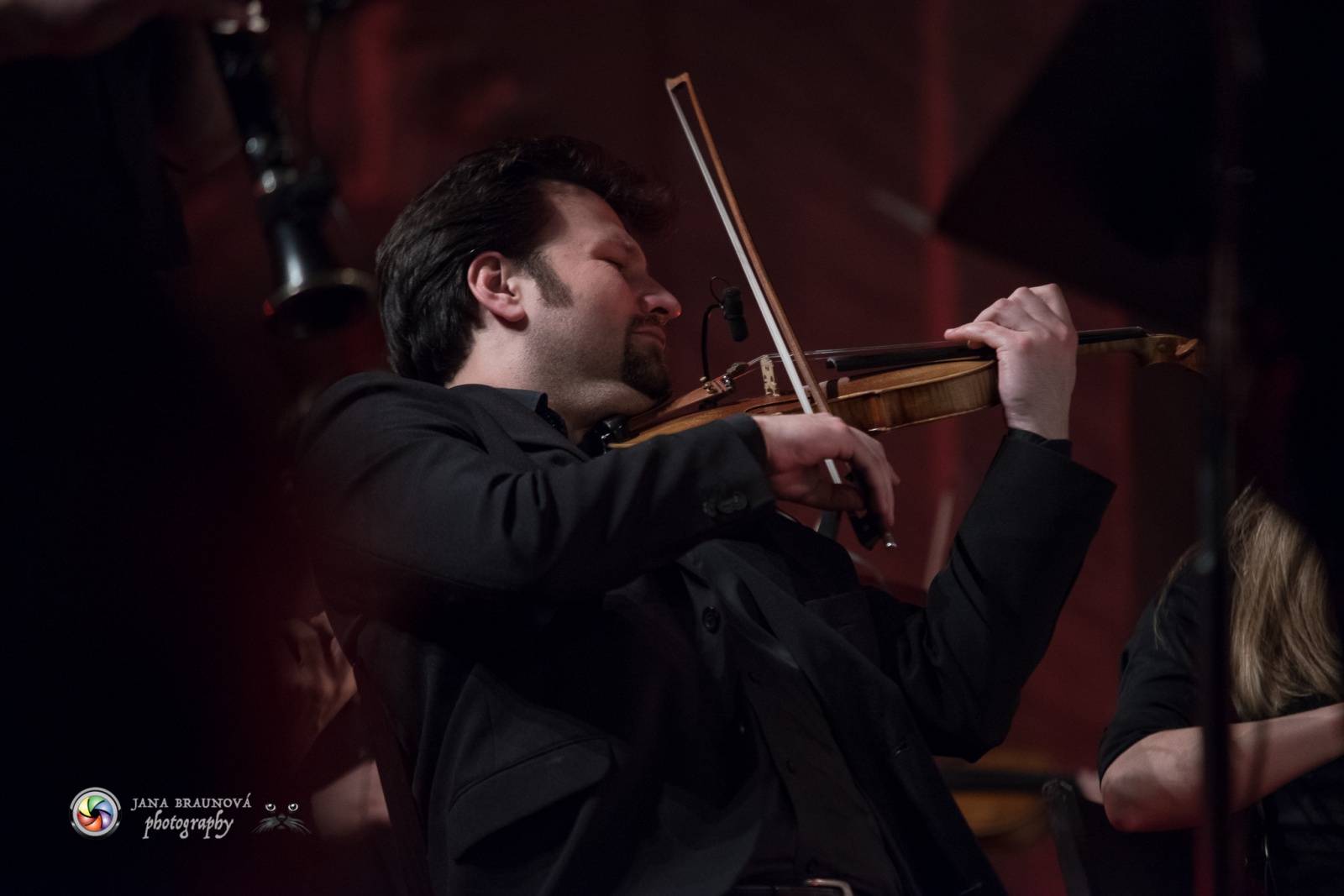 Ondřej Brzobohatý přivezl do Plzně symfonický orchestr. Zpíval i Eltona Johna nebo seriálové hity