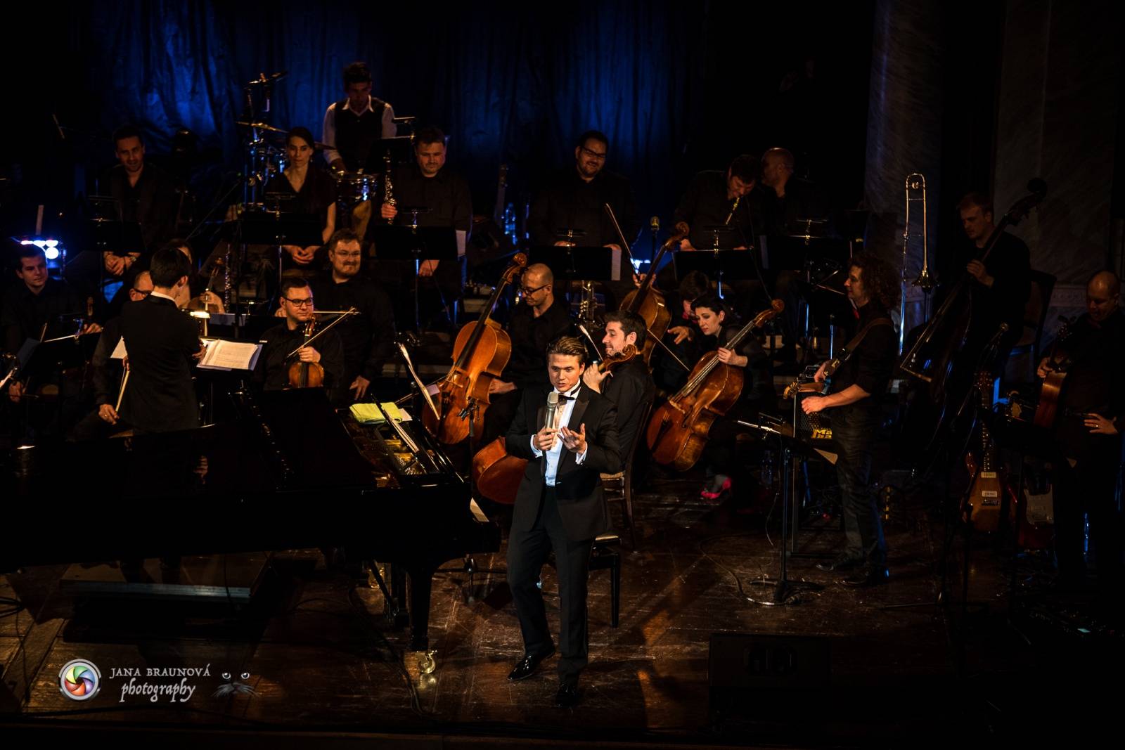 Ondřej Brzobohatý přivezl do Plzně symfonický orchestr. Zpíval i Eltona Johna nebo seriálové hity