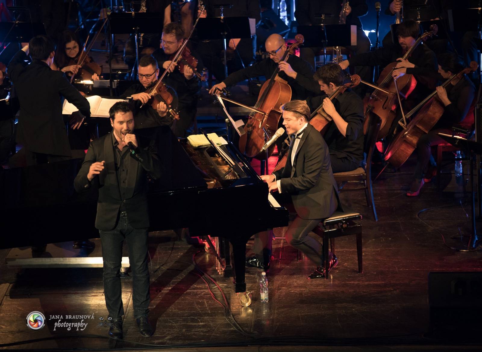 Ondřej Brzobohatý přivezl do Plzně symfonický orchestr. Zpíval i Eltona Johna nebo seriálové hity