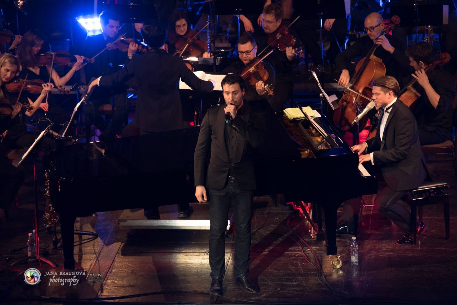 Ondřej Brzobohatý přivezl do Plzně symfonický orchestr. Zpíval i Eltona Johna nebo seriálové hity