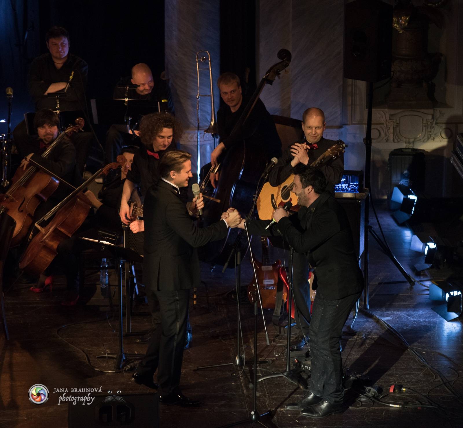 Ondřej Brzobohatý přivezl do Plzně symfonický orchestr. Zpíval i Eltona Johna nebo seriálové hity