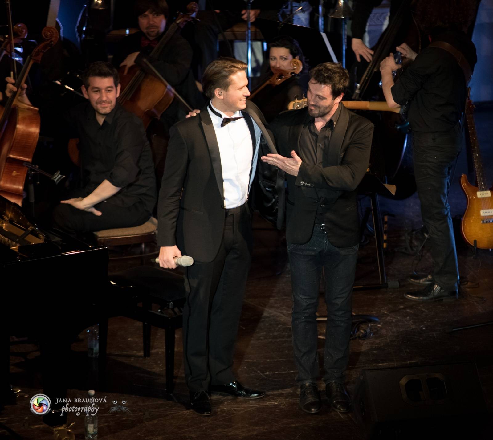 Ondřej Brzobohatý přivezl do Plzně symfonický orchestr. Zpíval i Eltona Johna nebo seriálové hity