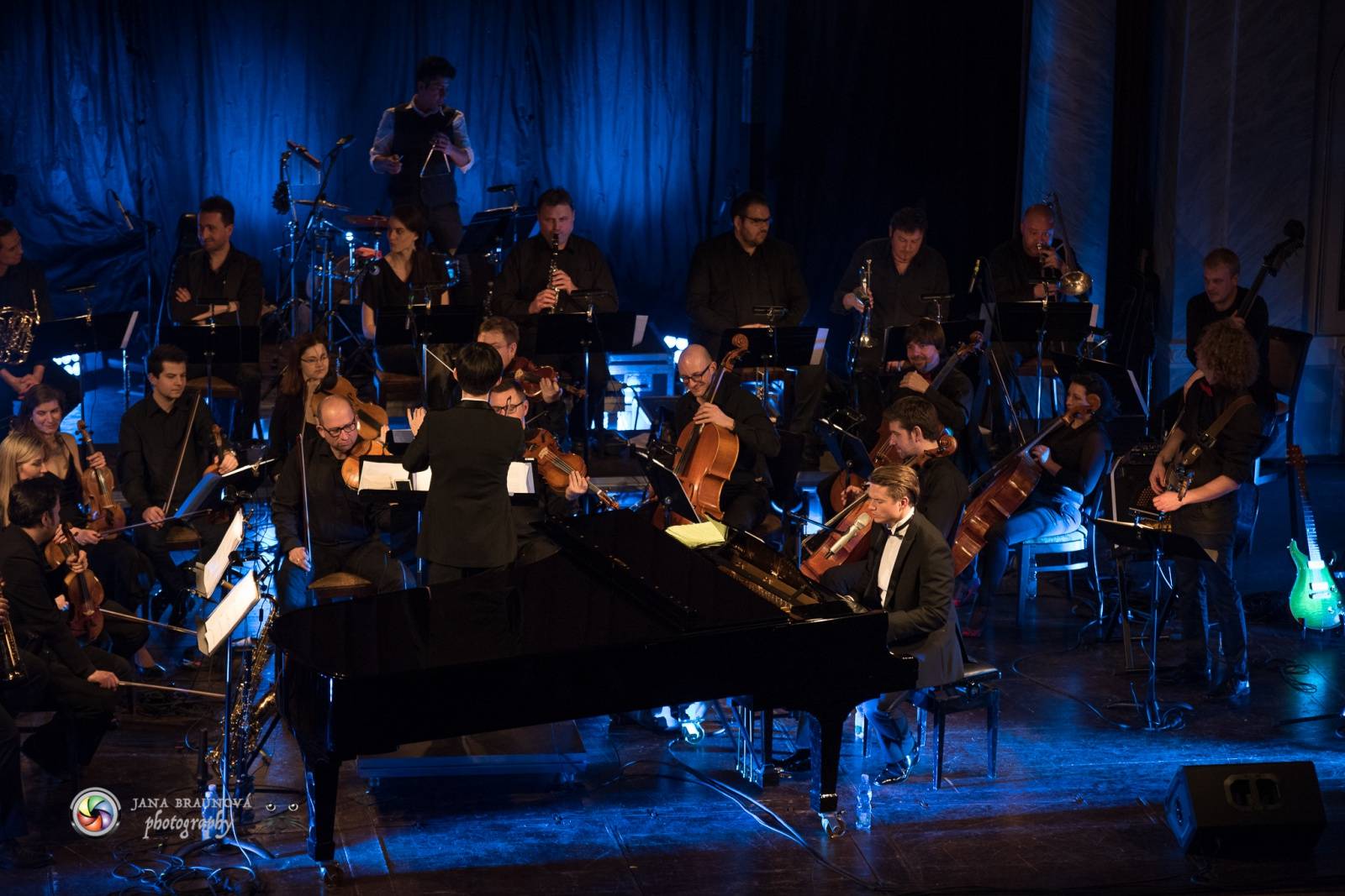 Ondřej Brzobohatý přivezl do Plzně symfonický orchestr. Zpíval i Eltona Johna nebo seriálové hity