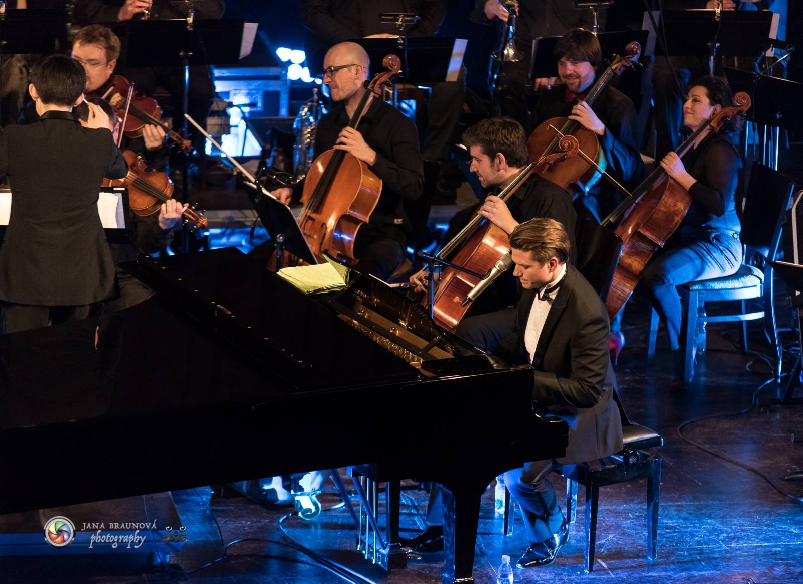 Ondřej Brzobohatý přivezl do Plzně symfonický orchestr. Zpíval i Eltona Johna nebo seriálové hity