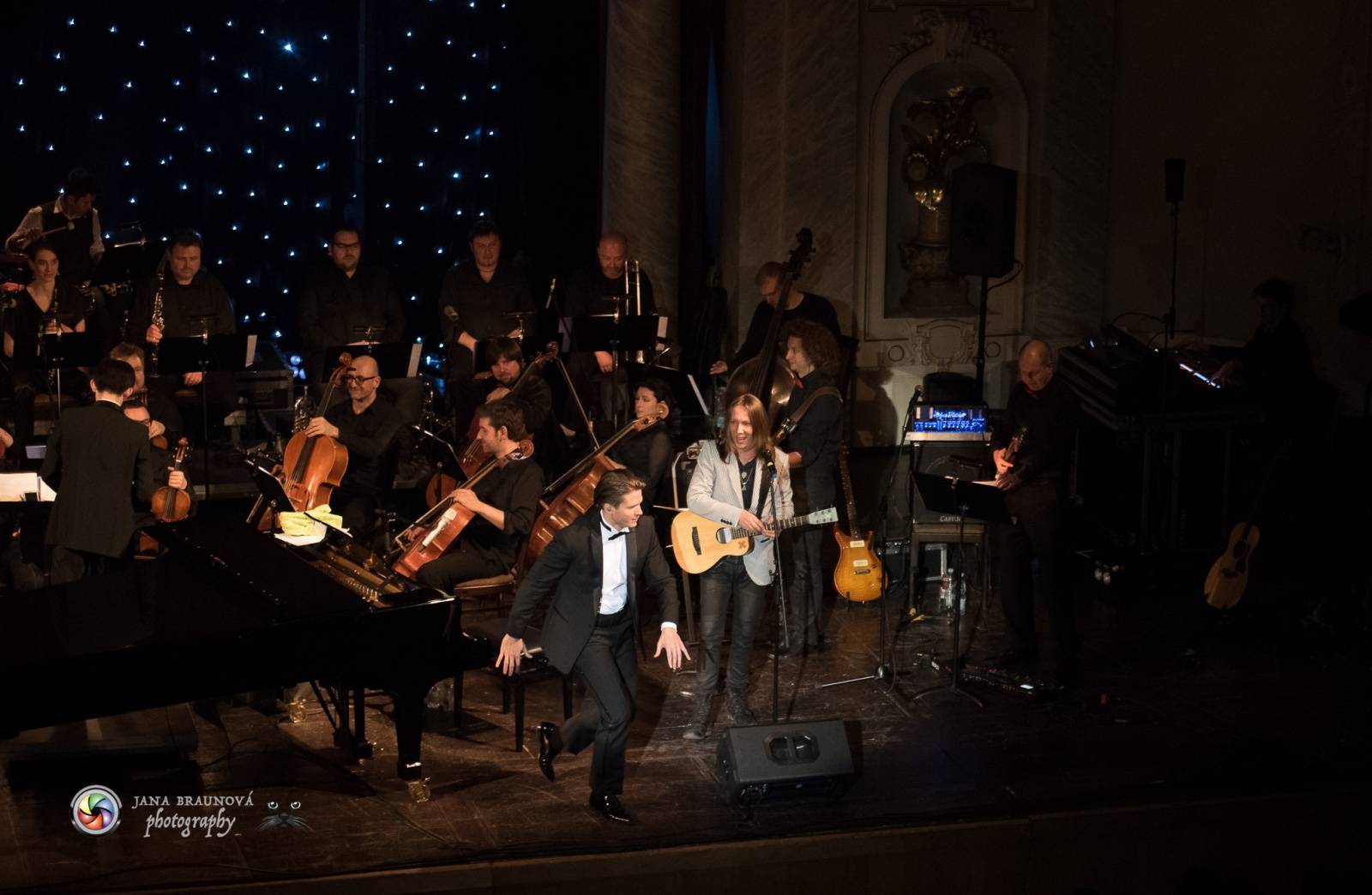 Ondřej Brzobohatý přivezl do Plzně symfonický orchestr. Zpíval i Eltona Johna nebo seriálové hity