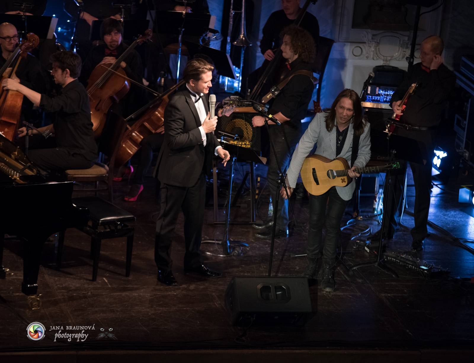 Ondřej Brzobohatý přivezl do Plzně symfonický orchestr. Zpíval i Eltona Johna nebo seriálové hity