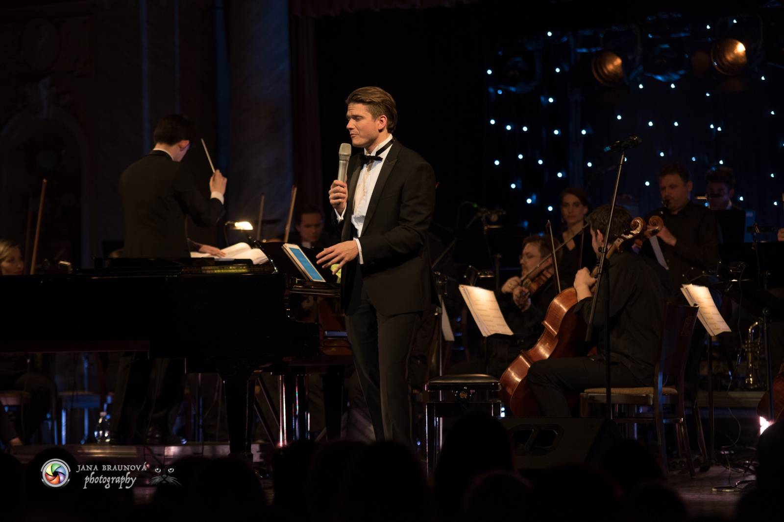 Ondřej Brzobohatý přivezl do Plzně symfonický orchestr. Zpíval i Eltona Johna nebo seriálové hity