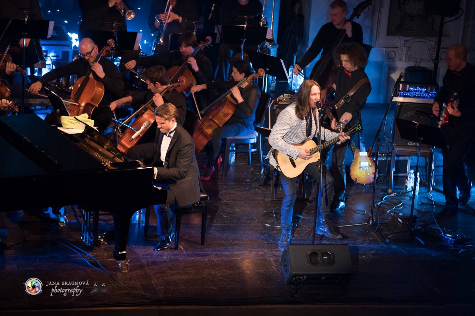 Ondřej Brzobohatý přivezl do Plzně symfonický orchestr. Zpíval i Eltona Johna nebo seriálové hity