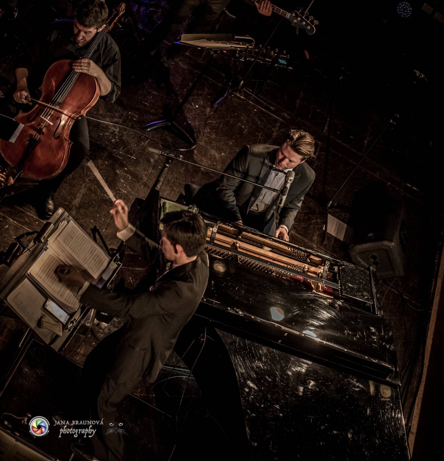 Ondřej Brzobohatý přivezl do Plzně symfonický orchestr. Zpíval i Eltona Johna nebo seriálové hity