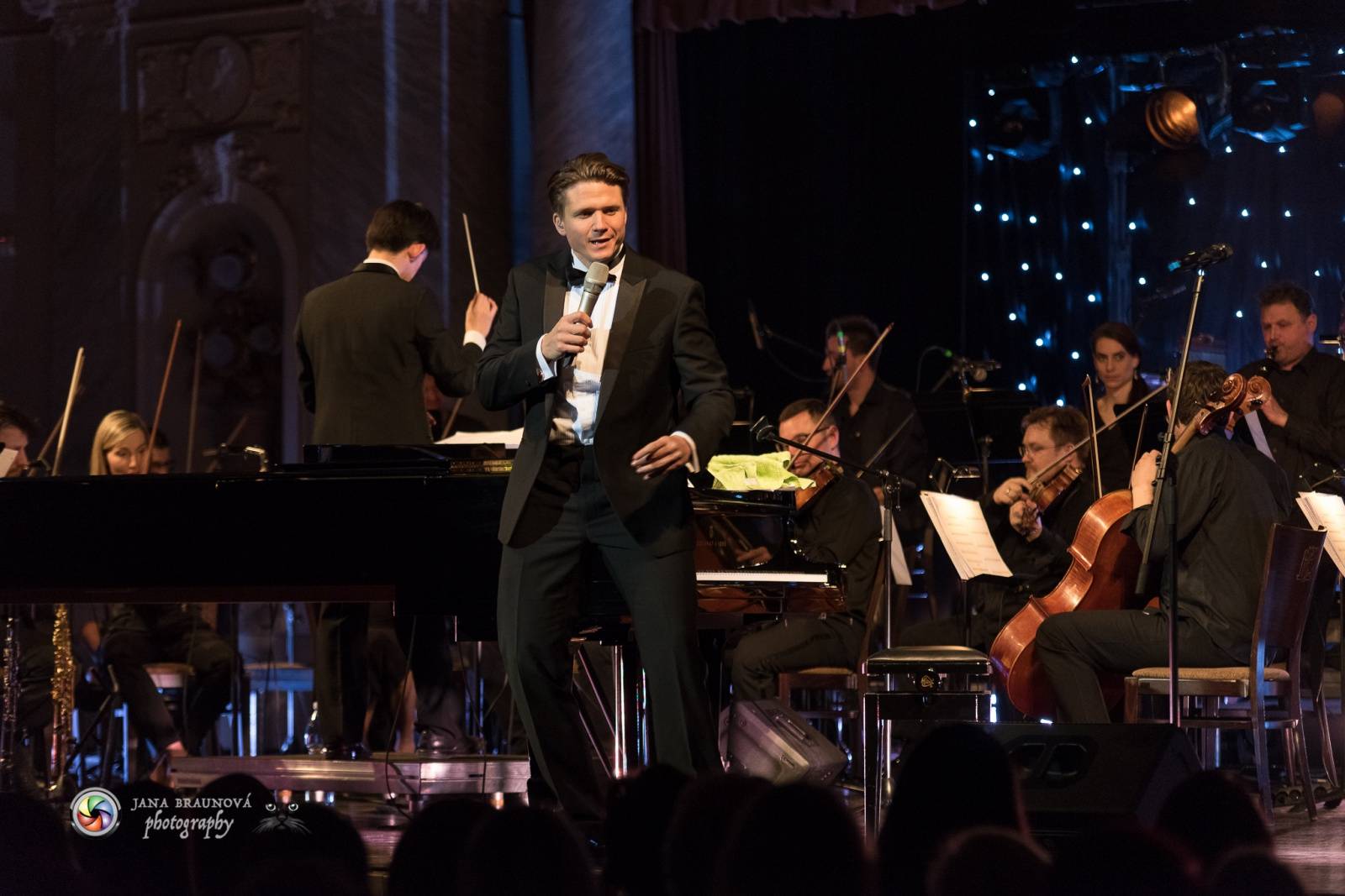 Ondřej Brzobohatý přivezl do Plzně symfonický orchestr. Zpíval i Eltona Johna nebo seriálové hity