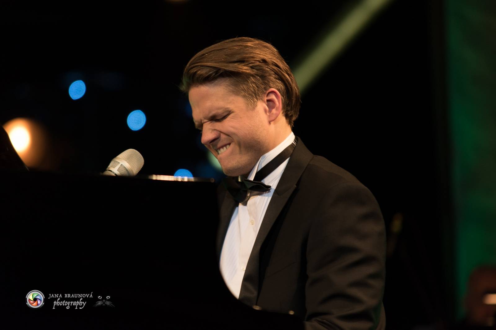 Ondřej Brzobohatý přivezl do Plzně symfonický orchestr. Zpíval i Eltona Johna nebo seriálové hity