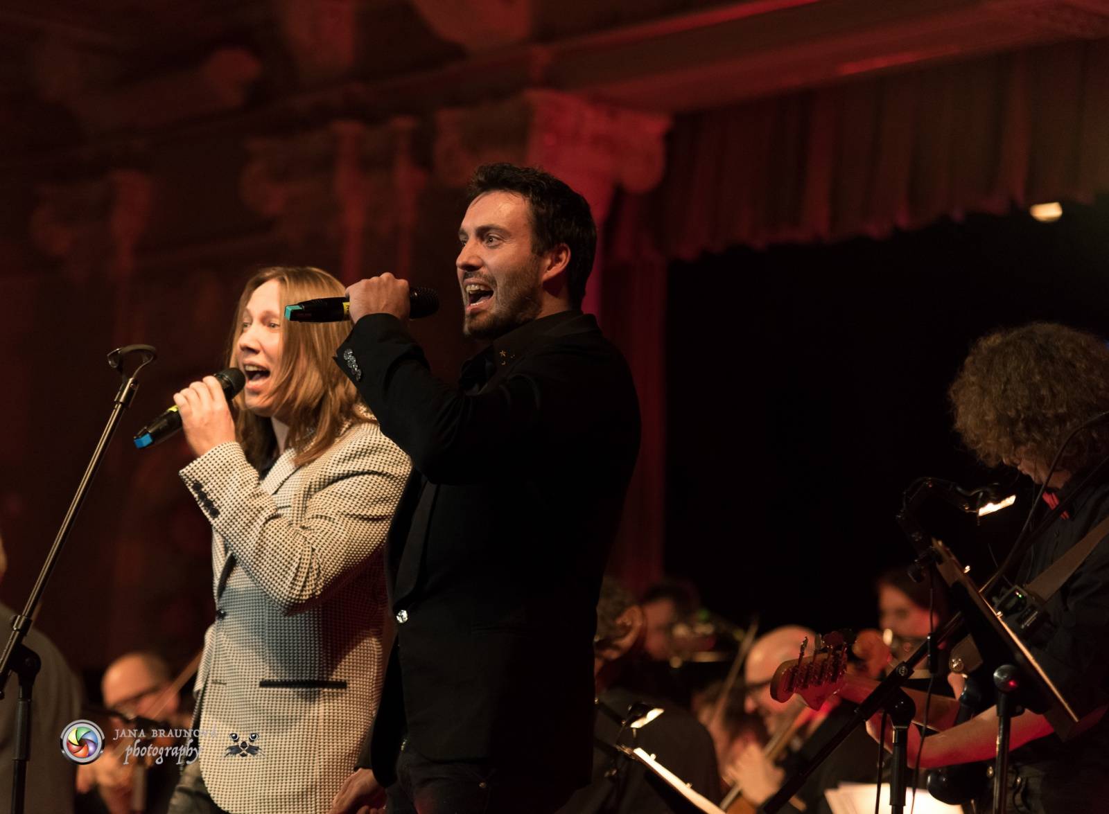 Ondřej Brzobohatý přivezl do Plzně symfonický orchestr. Zpíval i Eltona Johna nebo seriálové hity