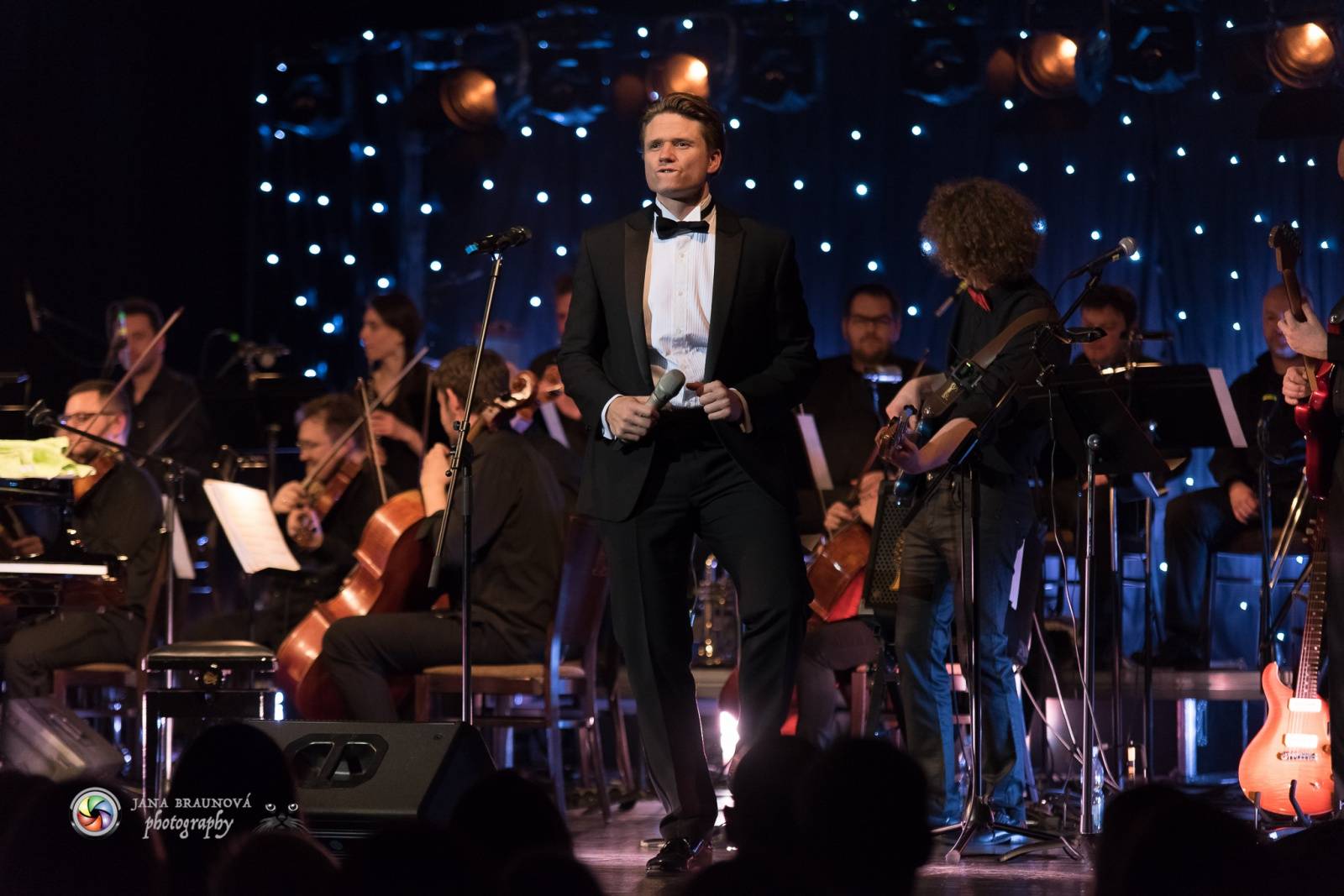 Ondřej Brzobohatý přivezl do Plzně symfonický orchestr. Zpíval i Eltona Johna nebo seriálové hity
