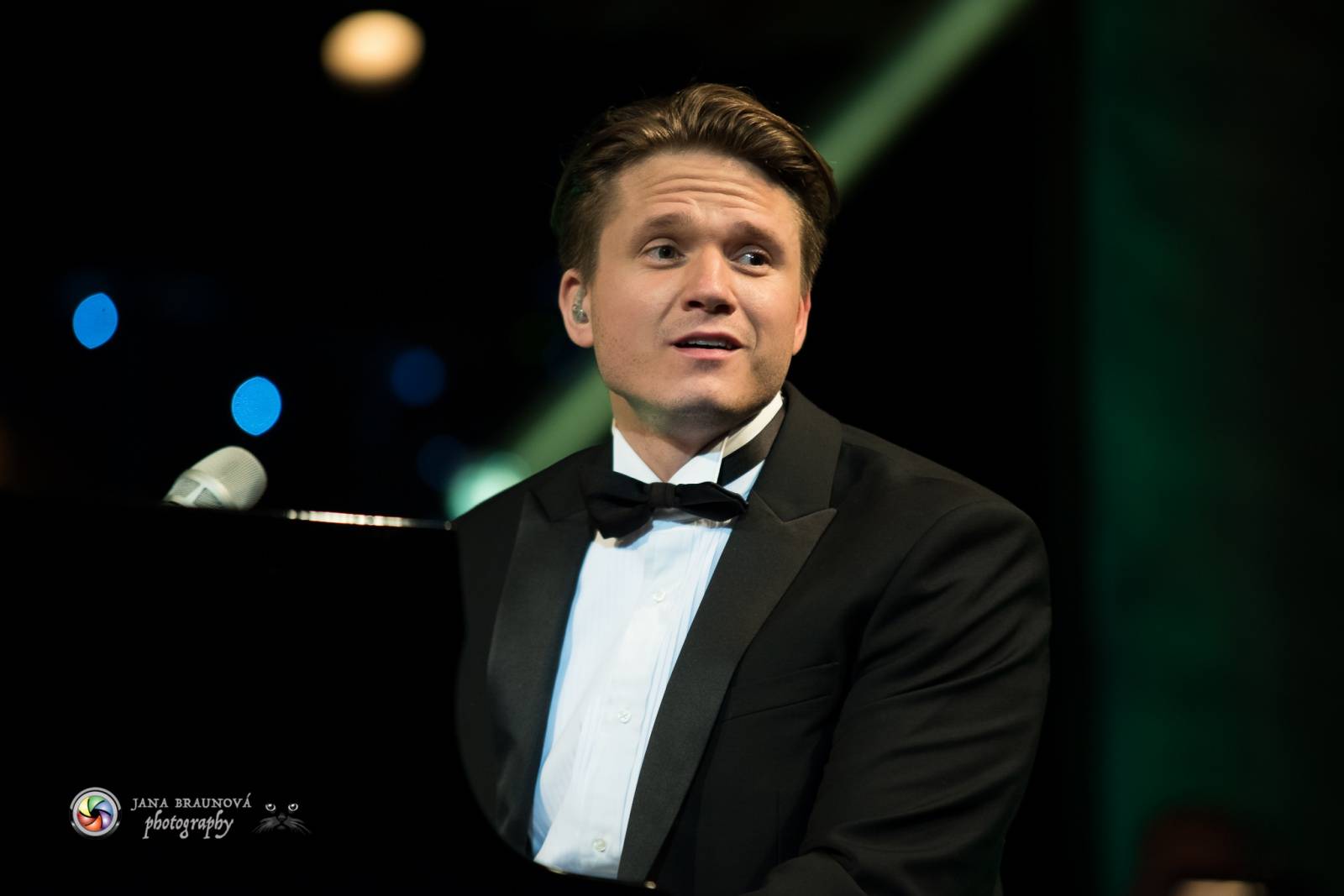 Ondřej Brzobohatý přivezl do Plzně symfonický orchestr. Zpíval i Eltona Johna nebo seriálové hity