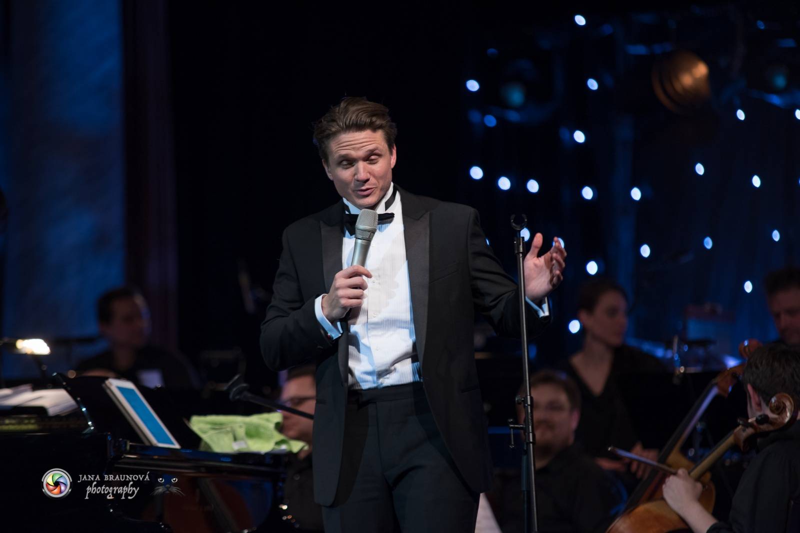 Ondřej Brzobohatý přivezl do Plzně symfonický orchestr. Zpíval i Eltona Johna nebo seriálové hity