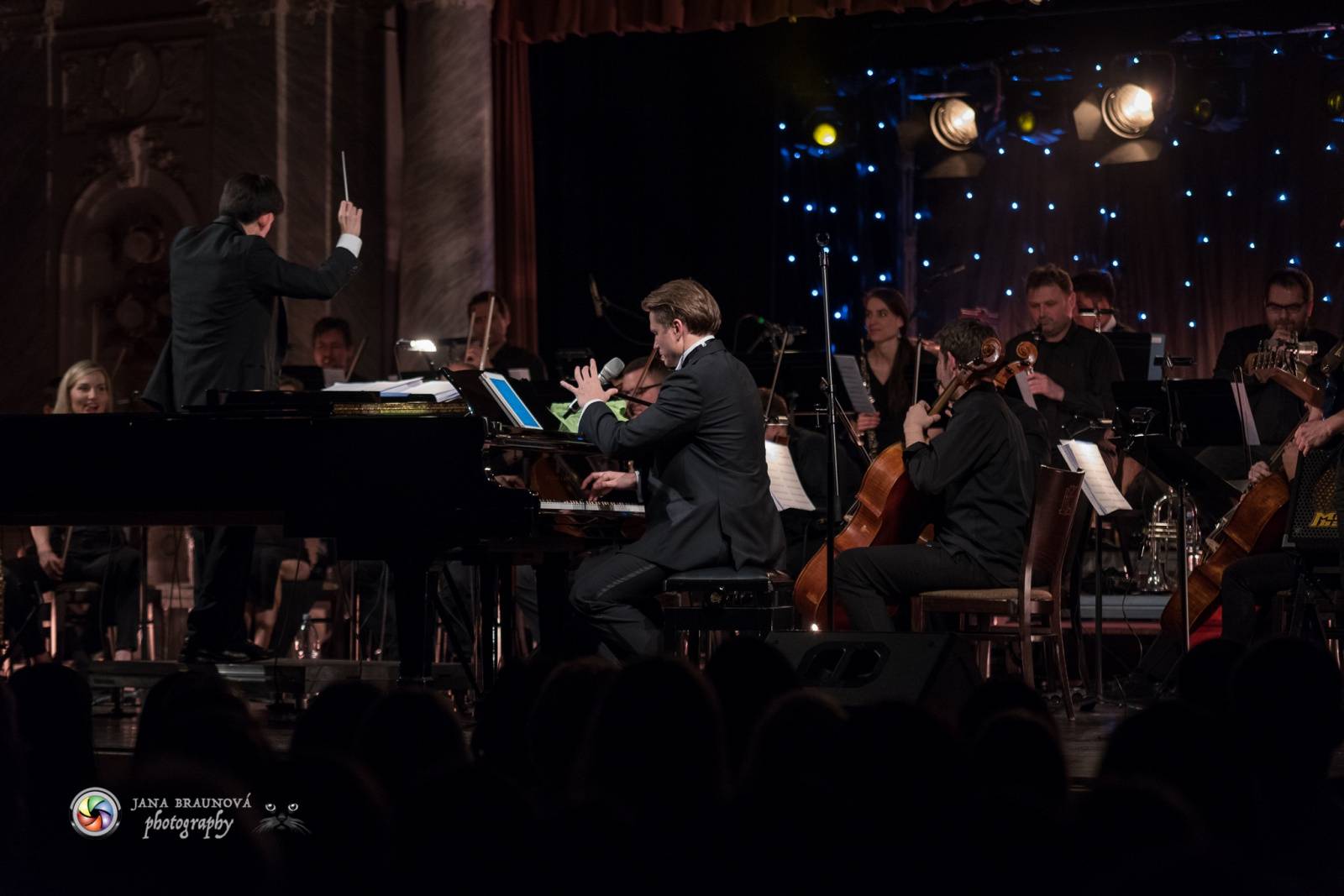 Ondřej Brzobohatý přivezl do Plzně symfonický orchestr. Zpíval i Eltona Johna nebo seriálové hity