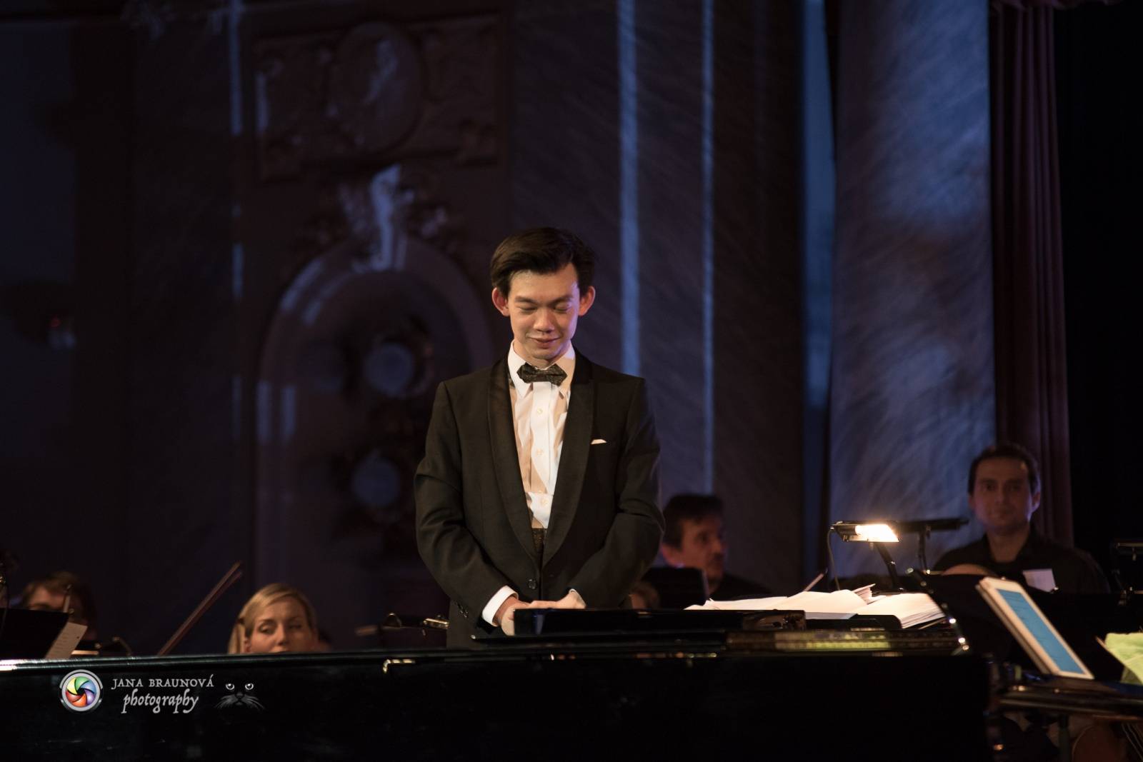 Ondřej Brzobohatý přivezl do Plzně symfonický orchestr. Zpíval i Eltona Johna nebo seriálové hity