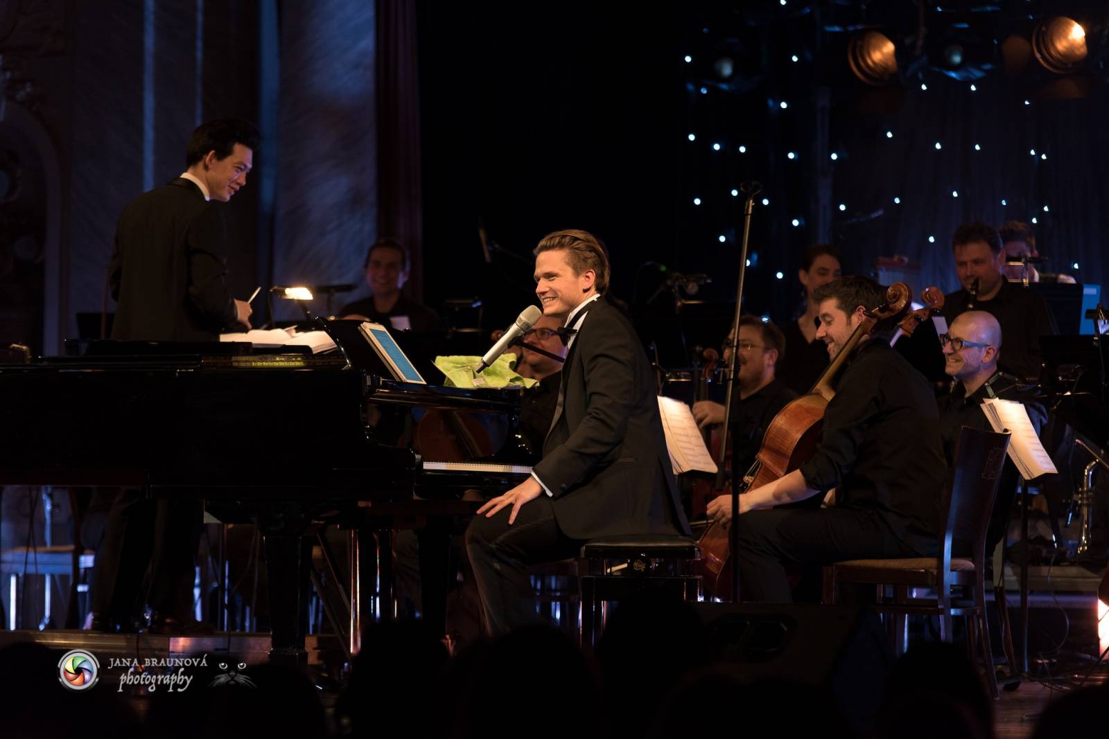 Ondřej Brzobohatý přivezl do Plzně symfonický orchestr. Zpíval i Eltona Johna nebo seriálové hity