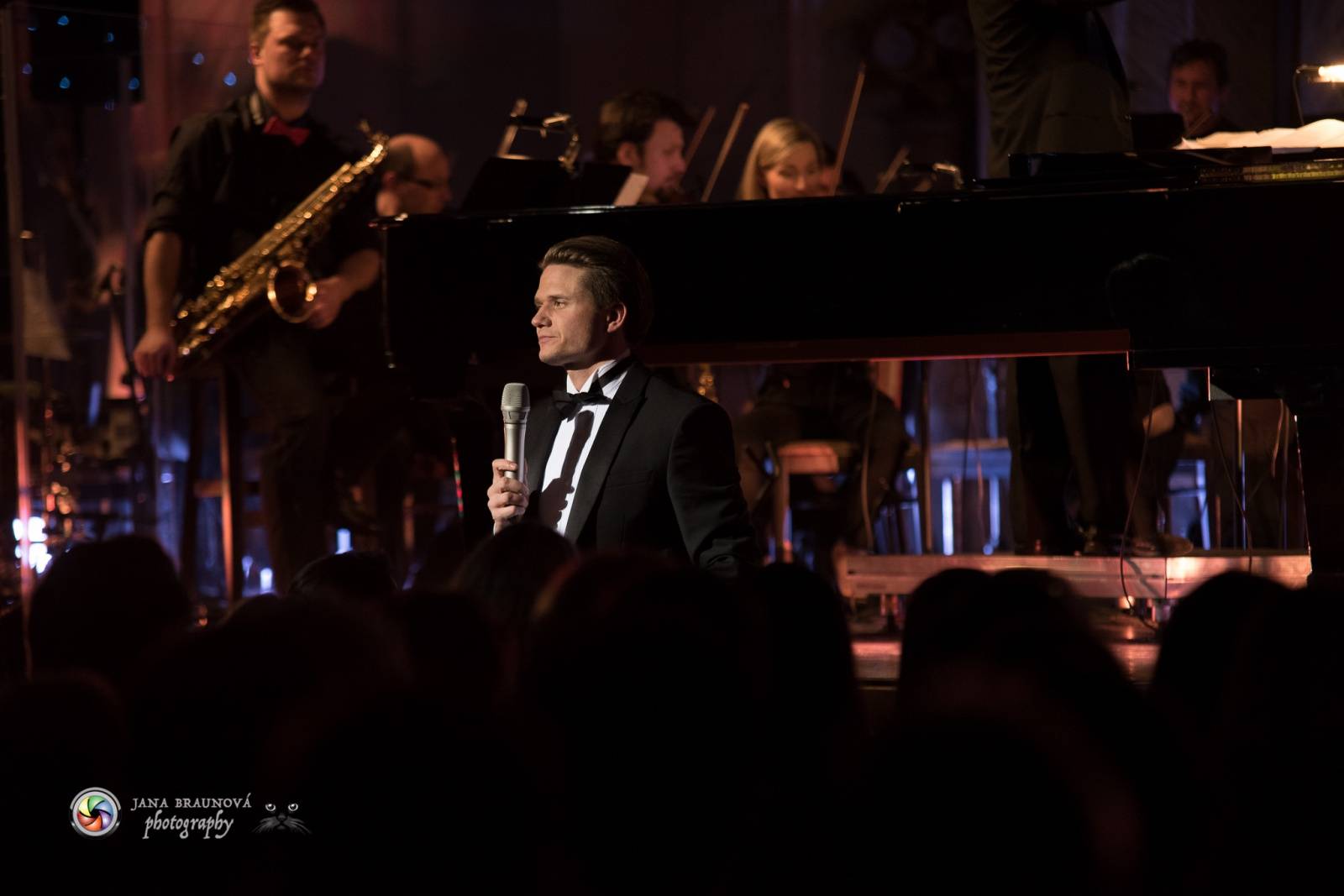 Ondřej Brzobohatý přivezl do Plzně symfonický orchestr. Zpíval i Eltona Johna nebo seriálové hity