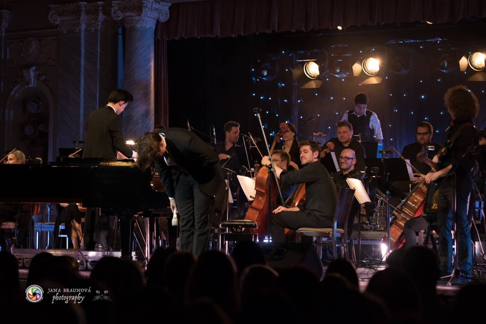 Ondřej Brzobohatý přivezl do Plzně symfonický orchestr. Zpíval i Eltona Johna nebo seriálové hity