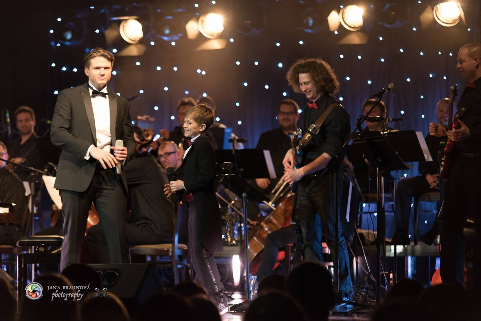 Ondřej Brzobohatý přivezl do Plzně symfonický orchestr. Zpíval i Eltona Johna nebo seriálové hity