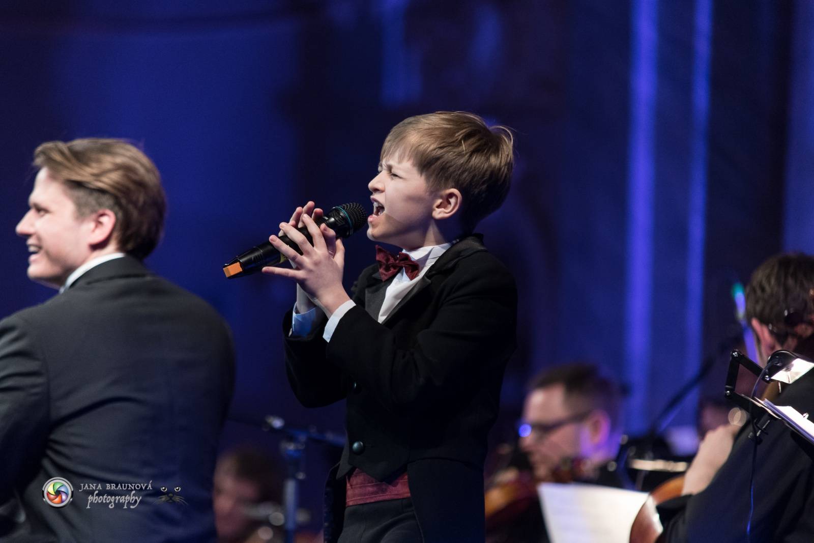 Ondřej Brzobohatý přivezl do Plzně symfonický orchestr. Zpíval i Eltona Johna nebo seriálové hity