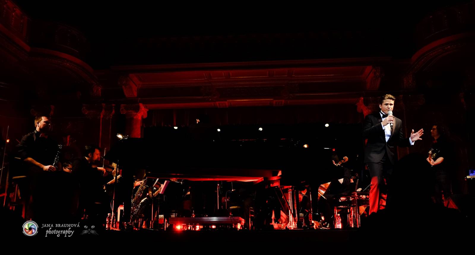 Ondřej Brzobohatý přivezl do Plzně symfonický orchestr. Zpíval i Eltona Johna nebo seriálové hity