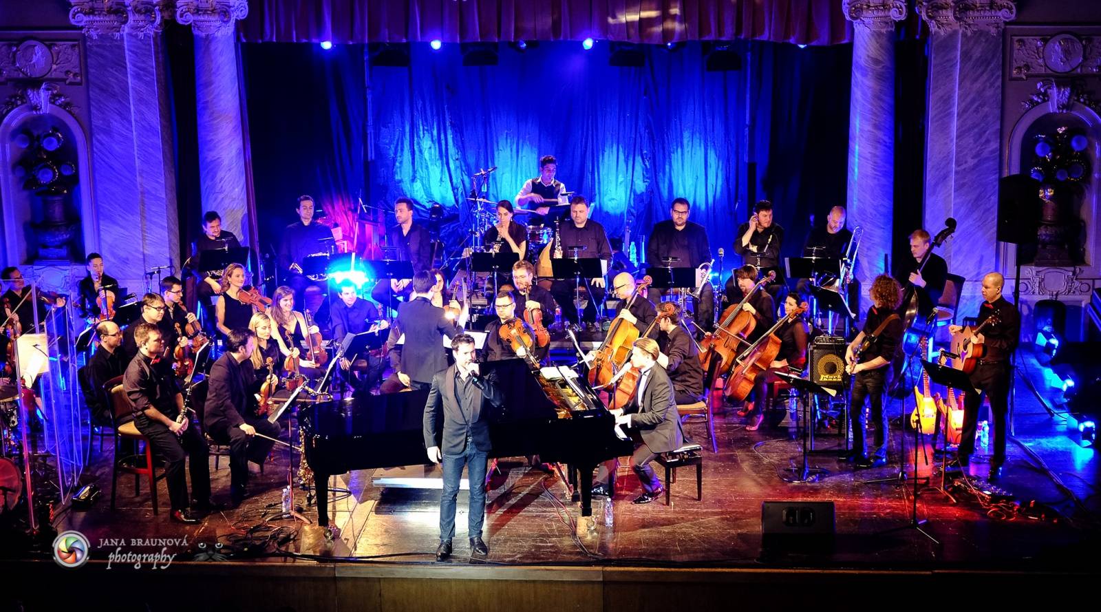 Ondřej Brzobohatý přivezl do Plzně symfonický orchestr. Zpíval i Eltona Johna nebo seriálové hity