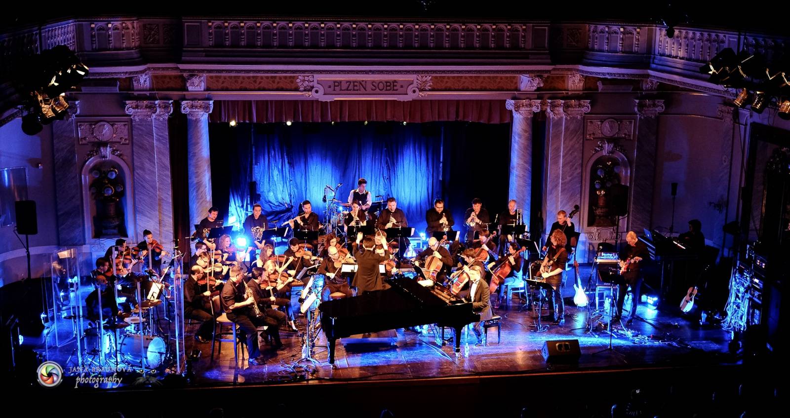 Ondřej Brzobohatý přivezl do Plzně symfonický orchestr. Zpíval i Eltona Johna nebo seriálové hity